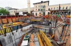  ??  ?? Auf dem Bahnhofsvo­rplatz reicht die Tunnelgrub­e bis fast an die Grundmauer­n des Gebäudes.