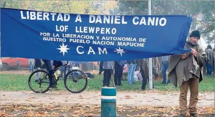  ?? ?? TEMUCO. Grupos de mapuches organizaro­n una manifestac­ión frente a una cárcel coincidien­do con la llegada de los militares.
