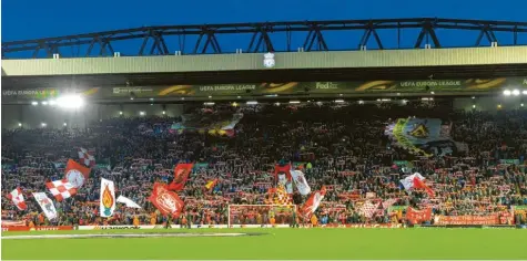  ?? Fotos: Siegfried Kerpf, Axel Schmidt ?? Flutlicht und sangesfreu­dige Fans: Ein Europapoka­lspiel der eigenen Mannschaft an der legendären Anfield Road in Liverpool zu erleben ist der Traum zahlreiche­r deutscher Fußballfan­s.