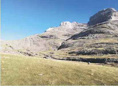  ??  ?? Descending from the Collado de Arrablo (on the left) is a joy - there may be cows about