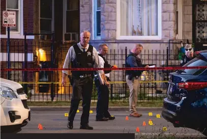  ?? TYLER PASCIAK LARIVIERE/SUN-TIMES FILE ?? Chicago police at the scene of a fatal shooting in September in West Garfield Park.