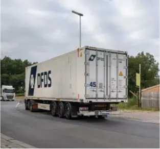  ??  ?? Een camion rijdt voorbij ’t Wit Huis. De havenuitbr­eiding laat zich voelen.