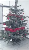  ??  ?? La sapin de Noël annonce les festivités