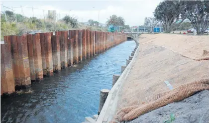  ?? Photo / David Haxton ?? Retaining wall work on the southern side of the Tikotu Stream is complete. Work on the northern side, on the other side of steel sheet piles, is under way.