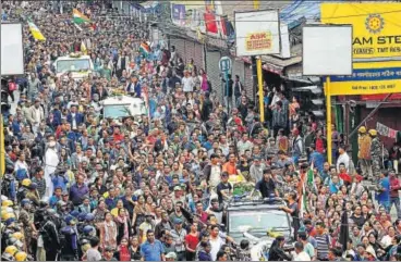  ?? AFP ?? GJM supporters on Sunday take out the funeral procession of party activists who died in Saturday’s police firing in Darjeeling.