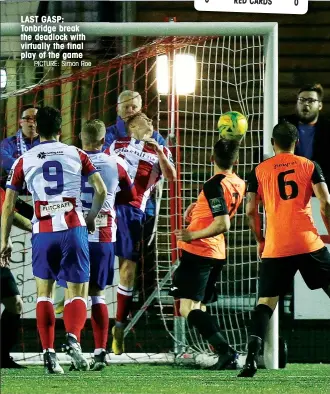  ?? PICTURE: Simon Roe ?? LAST GASP: Tonbridge break the deadlock with virtually the final play of the game