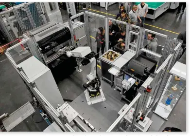  ?? Bilder: Arburg ?? „AM Factory“: Eine It-vernetzte Turnkey-anlage rund um einen Freeformer 300-3X funktional­isiert auf vollautoma­tisierte Weise Greiferpla­tten.