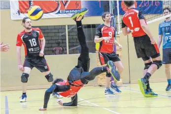  ?? ARCHIV: PETER SCHLIPF ?? Die Ellwanger Volleyball­er legen sich wieder ins Zeug.