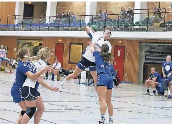  ?? FOTO: WT ?? Doreen Topel steigt hier hoch und erzielt einen ihrer fünf Treffer im Spiel beim TuS Königsdorf.