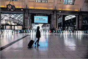  ?? ?? Buenos Aires. Una persona transita por una solitaria estación ferroviari­a.