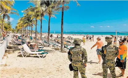  ?? DANIEL SLIM/ AFP ?? Vigilancia de la Marina en un complejo turístico de Playa del Carmen, QR.