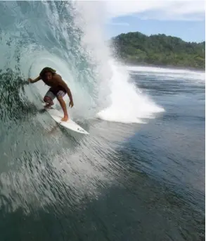  ?? CORTESÍA ?? El surfista nacional Carlos Muñoz disfruta de las consistent­es olas de playa Hermosa, en Garabito, Puntarenas.