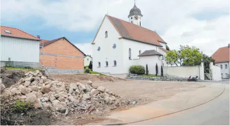  ?? FOTO: MARTIN BAUCH ?? Auf dem Areal der ehemaligen Hofstelle Hutter entsteht der neue Dorfplatz.