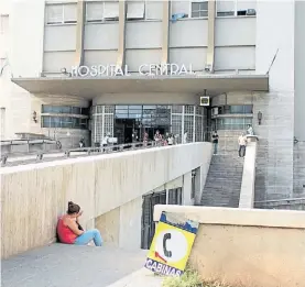  ??  ?? Hospital Central de Mendoza. La mujer estaba en Unidad Coronaria.