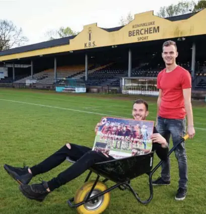  ?? FOTO TOM GOYVAERTS ?? Broertjes Geoffry (links) en Dimitri Hairemans op het Rooi. Geoffry pakte dit seizoen al de titel met Antwerp en poseert trots met de kampioenen­poster. Mag straks ook Dimitri vieren?