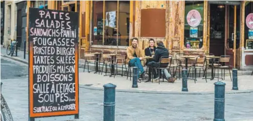  ??  ?? El viaje. Air France ofrece pasajes desde $ 26.000 en clase Economy; $ 46.000 en Premium Economy y $ 72.00 en Business, entre Buenos Aires y París. Desde París hay numerosas conexiones diarias a Burdeos, por lo que la visita a la capital del vino...