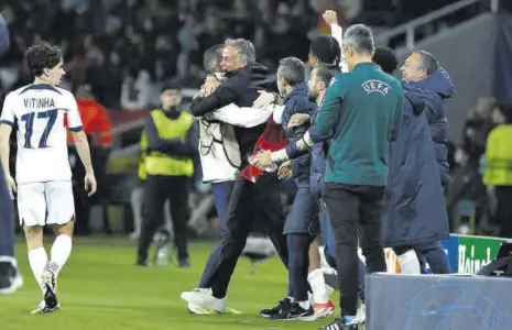  ?? // AP ?? Luis Enrique, celebrando de forma efusiva el pase de su equipo a semifinale­s tras el 1-4 logrado por Mbappé