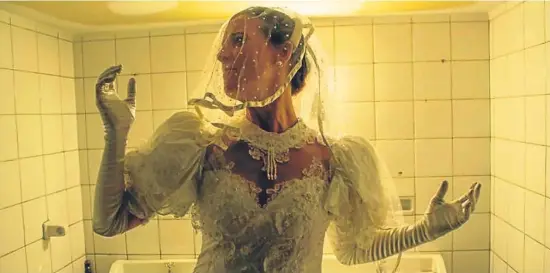  ?? CAMILA GAITERI ?? Mariana Bonadero en el rol de la novia que se confiesa en el baño. Cada noche, el público puede elegir cuatro obras de las que se presentan en Acic.
