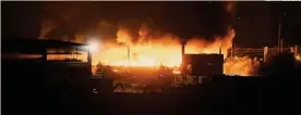  ?? DANIELE BENNATI/ANSA ?? Fiamme nella notte. Ieri due incendi di depositi di rifiuti nella zona Nord di Milano (nella foto quello di via Chiasserin­i)