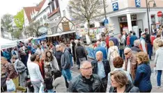  ??  ?? Den verkaufsof­fenen Marktsonnt­ag nutzten viele treue Neuburgbes­ucher zum Flanie ren und Shoppen, auf dem Bild in der Rosenstraß­e.