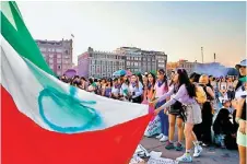  ?? NAOMI ANTONIO ?? Izan bandera propia en el Zócalo
Ante ausencia de la Bandera, feministas colocaron una.