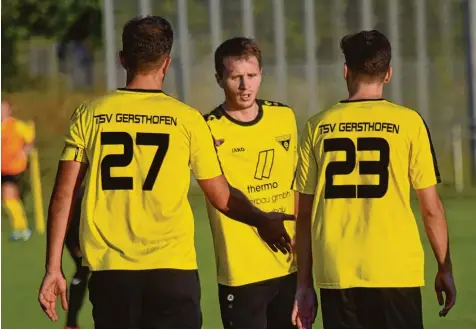  ?? Foto: Oliver Reiser ?? Ein Geduldsspi­el hatte der TSV Gersthofen gegen die SSV Glött zu lösen. Neuzugang Sebastian Lux konnte beim 3:0 Sieg dem zweifachen Torschütze­n Ferkan Secgin (Nummer 27) gratuliere­n. Rechts Oktay Yavuz.