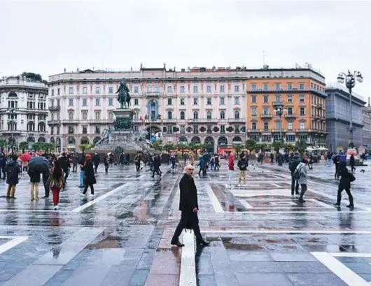  ??  ?? PASSEGGIAT­A ISPIRATRIC­E Salvatore Aranzulla in piazza Duomo, a Milano: la sua giornata di lavoro comprende lunghe camminate. «Così mi vengono le idee migliori»
