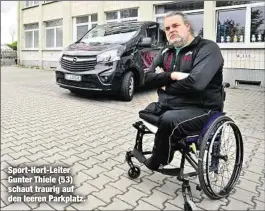  ??  ?? Sport-Hort-Leiter Gunter Thiele (53) schaut traurig auf den leeren Parkplatz.