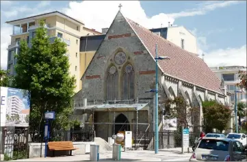  ??  ?? À l’abandon depuis sept ans, l’église anglicane St John’s Church de l’avenue Carnot est en cours de rénovation et s’inscrit dans un projet global de réaménagem­ent du quartier avec un jardin ouvert au public et un immeuble de luxe.