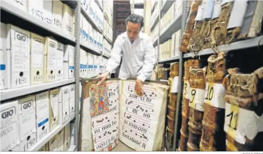  ?? JAVIER ALBIÑANA ?? Antonio del Pino, en el Archivo Capitular de Música de la Catedral de Málaga.