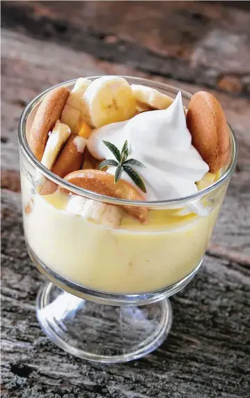  ?? IStockphot­o ?? The qualities that made banana pudding a potluck favorite likely led to its associatio­n with barbecue.