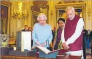  ?? AFP ?? Britain’s Queen Elizabeth II and PM Narendra Modi view items from the royal collection at Buckingham Palace on Friday.