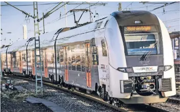  ?? FOTO: HANS-JÜRGEN BAUER ?? Der neue RRX fährt vom Düsseldorf­er Hauptbahnh­of nach Kassel. Probleme gab es bei dieser Fahrt mit der Anzeigetaf­el: Fälschlich­erweise steht „Nicht einsteigen“auf dem Zug.