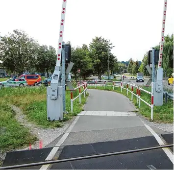  ?? Foto: Wilhelm Zwergel, Polizei Schrobenha­usen ?? Hier geschah am Mittwoch das Unglück: Ein 14 Jähriger zwängte sich vom Radweg aus an der Schranke vorbei auf den Trampel pfad und wollte die Gleise überqueren. Er wurde von einem Zug erfasst.