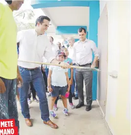  ??  ?? El gobernador Ricardo Rosselló se enrolló las mangas para dar una pintadita en escuela elemental Rodulfo del Valle de Ponce, uno de los planteles receptores para el próximo año escolar.