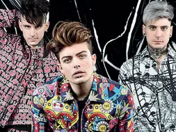  ??  ?? In scena The Kolors, la band di tendenza capitanata da Stash. Accanto, la cantante Alexia, una delle icone pop più amate dai giovani