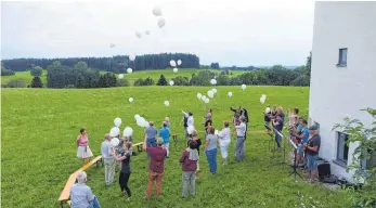  ?? FOTO: KHS ?? „Gedächtnis­ballone“mit Namen verstorben­er Drogenabhä­ngiger stiegen über dem Winterberg hoch.