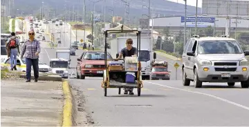  ??  ?? Correlones. A altas velocidade­s transitan los vehículos, pese a ser una zona densamente poblada.