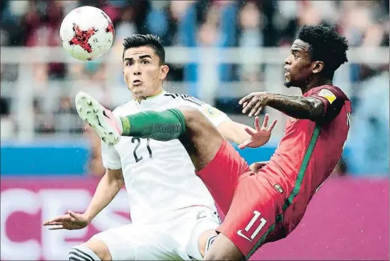  ?? DENIS TYRIN / AP ?? Nélson Semedo, a la derecha representa­ndo a Portugal, pugna con el mexicano Luis Reyes en un partido de la última Copa Confederac­iones