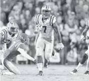  ?? JONATHAN BACHMAN/GETTY IMAGES ?? Leonard Fournette of LSU runs for a 76-yard touchdown during the first half Saturday night.