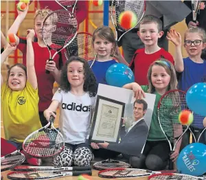  ??  ?? Pupils at Dunblane Primary School pay their own tribute to Andy Murray yesterday