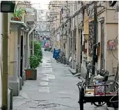  ?? 123RF ?? Traditiona­l Chinese alleys weave through Shanghai.