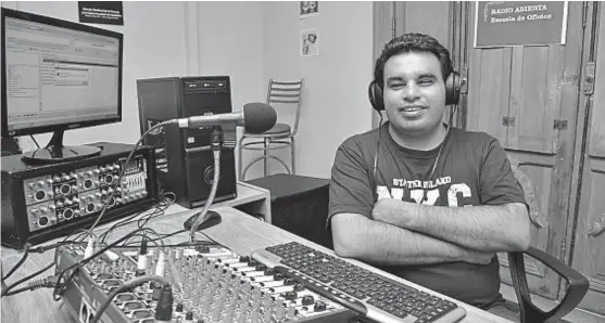  ?? (JAVIER FERREYRA) ?? En los controles. Jesús, frente a la consola que maneja como nadie en un estudio de radio. “Soy un abrecamino­s”, dice orgulloso.