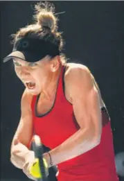  ?? REUTERS PHOT ?? ▪ Simona Halep of Romania staved off Angelique Kerber of Germany in three sets.
