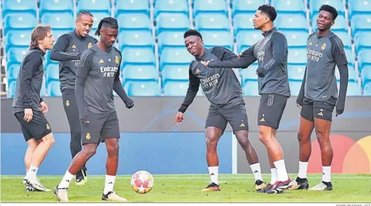  ?? ADAM VAUGHAN / EFE ?? Modric, Militao, Camavinga (en primer término), Vinícius, Bellingham y Tchouaméni, en el entrenamie­nto de ayer.