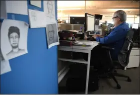  ?? ANDY CROSS — THE DENVER POST ?? Kirk Mitchell, shown at his desk in 2017, worked at The Denver Post for 22 years before retiring in 2020.