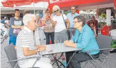  ?? FOTO: HEINIG ?? Die SPD-Landesvors­itzende Leni Breymaier (rechts) stand Rede und Antwort auf dem Latscharip­latz.