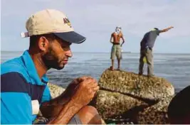  ??  ?? NELAYAN mencuba nasib menangkap ikan di Santo Domingo, Republik Dominika sebelum negara itu dibadai Taufan Irma, semalam. - EPA
