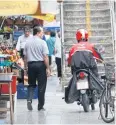  ?? VARUTH HIRUNYATHE­B ?? A motorcycli­st rides on a pavement by Nawamin Road in Bangkok’s Bung Kum district.