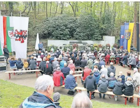  ?? FOTO: CHRISTIAN BEIER ?? Die jährliche Gedenkfeie­r am Mahnmal Wenzelnber­g wird abwechseln­d von den Städten Wuppertal, Solingen, Remscheid, Leverkusen, Leichlinge­n und Langenfeld ausgericht­et.